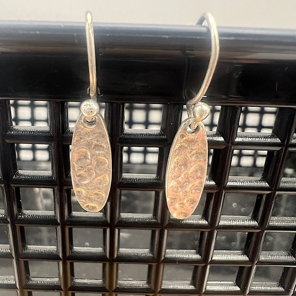 Sterling 925 marked silver hammered drop pierced earrings - Picture 2 of 8